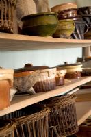 Pots et paniers en céramique sur les étagères des cuisines