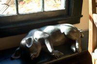 Sculpture d'un cochon endormi détail