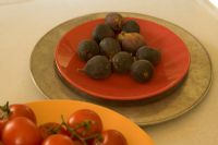 Figues fraîches sur table de cuisine de campagne