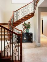 Escalier élégant dans une maison contemporaine