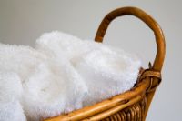 Panier de serviettes blanches propres