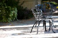 Table et chaises d'extérieur en fer forgé