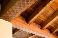 Plafonds voûtés avec poutres en bois
