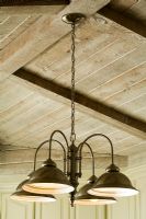 Luminaire suspendu au plafond à poutres en bois