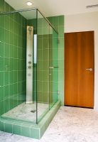 Salle de bain moderne avec des carreaux de douche verts