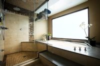 Salle de bain moderne avec jacuzzi et douche