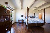 Chambre moderne minimaliste avec lit à baldaquin