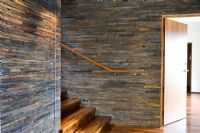 Escalier en bois dur avec murs carrelés en pierre