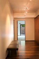 Couloir moderne avec planchers de bois franc