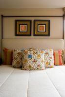 Détail symétrique des oreillers décoratifs sur le lit.