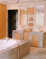 Salle de bain moderne avec baignoire et lavabo