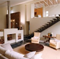 Salon moderne avec mobilier et cheminée
