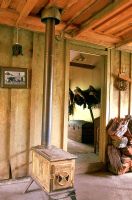 Intérieur rustique avec foyer au bois