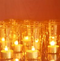Groupement de verres avec bougies votives