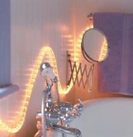 Éclairage lumineux à travers le lavabo de la salle de bain