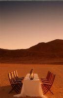 Table à manger et chaises installées dans le désert