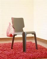 Chaise et sac à provisions sur un tapis rouge
