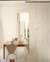 Table à manger avec tasse à café et fleurs