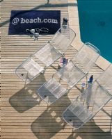 Vue aérienne de chaises longues à côté d'une piscine