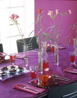 Mise en place sur salle à manger avec vase à fleurs