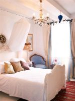 Chambre avec lit double et moustiquaire