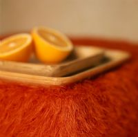 Orange en tranches sur un plateau en bois