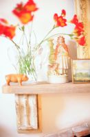 Vase à fleurs et statue sur étagère