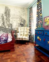 Chambre colorée avec papier peint orné