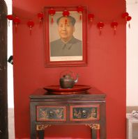 Théière sur plaque sur table d'appoint avec photo de Mao Tse Tung