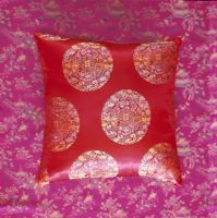 Coussin rouge, gros plan