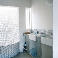 Salle de bain carrelée moderne