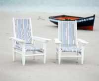 Deux chaises et un bateau sur une plage