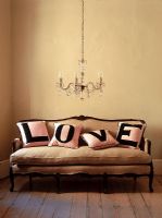 Canapé vintage avec des oreillers qui expriment l'amour