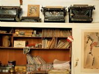 Bureau avec une collection de vieilles machines à écrire