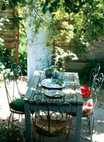 Table et chaises de jardin en plein air rustique