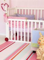 Chambre enfant avec lit bébé et jouets