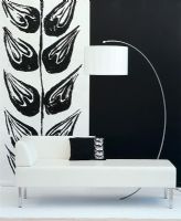 Un intérieur moderne noir et blanc avec canapé