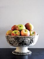 Pommes dans un bol de fruits décoratifs