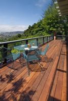 Terrasse en bois avec table et chaises et vue