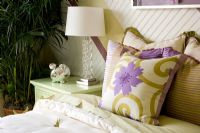 Oreillers verts et violets sur le lit