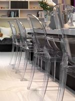 Rangée de détails de chaises en plastique transparent