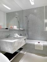 Salle de bain moderne carrelée d'argent