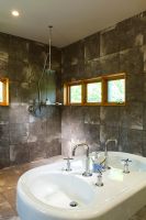 Lavabo double moderne dans une salle de bain spacieuse