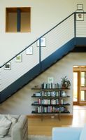Escalier moderne dans la maison au-dessus de la bibliothèque