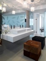 Salle de bain moderne avec double vasque et poufs