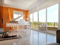 Piano à queue blanc dans un intérieur moderne