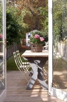 Jardin avec table et chaises