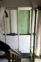 Couloir classique, escalier et portes vitrées