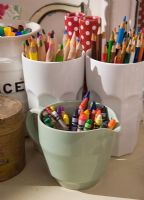 Crayons de couleur dans des tasses