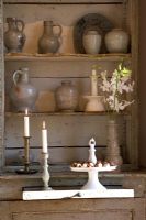 Étagères rustiques avec vases et bougies